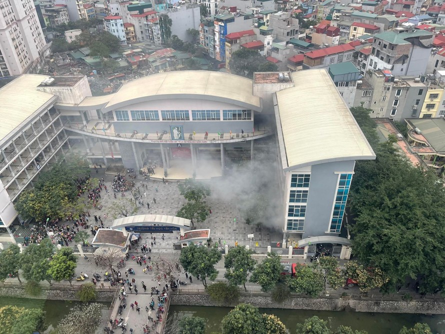 Khói bốc lên từ đám cháy tai trường tiểu học Yên Hòa (Hà Nội). (Ảnh: Lệ Hà)