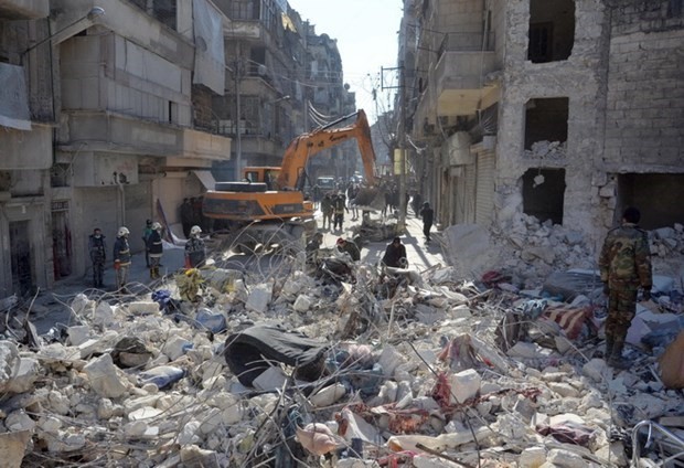 Nhân viên cứu hộ tìm kiếm nạn nhân bị mắc kẹt trong những ngôi nhà bị sập sau trận động đất tại Karm al-Jabal, bắc Syria, ngày 8/2 vừa qua. (Ảnh: THX/TTXVN) 