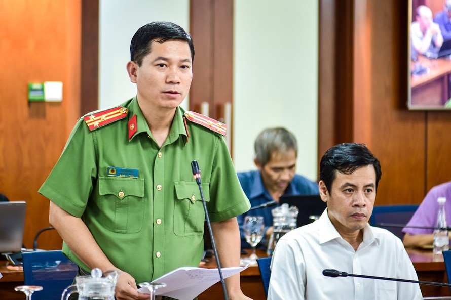 Ông Lê Mạnh Hà, Phó phòng Tham mưu Công an TP Hồ Chí Minh thông tin kết quả điều tra đến báo chí trong chiều 16/2. (Ảnh: TTXVN)
