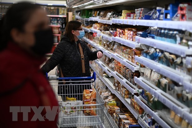 Người dân mua sắm tại siêu thị ở London, Anh. (Ảnh: AFP/TTXVN)