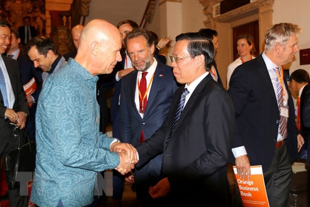 Ông Phan Văn Mãi, Chủ tịch UBND Thành phố Hồ Chí Minh và ông Kees van Baar, Đại sứ Hà Lan tại Việt Nam. (Ảnh: Thanh Vũ/TTXVN)
