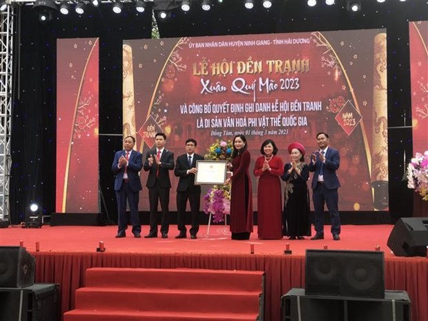 Thứ trưởng Bộ Văn hóa, Thể thao và Du lịch Trịnh Thị Thủy trao chứng nhận ghi danh lễ hội Đền Tranh là Di sản phi vật thể Quốc gia. (Ảnh: Tiến Vĩnh/TTXVN)