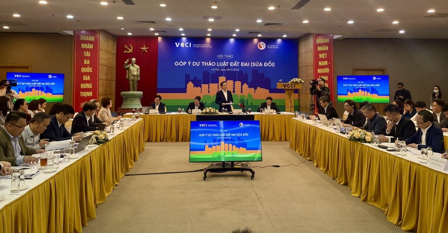 Phó Thủ tướng Trần Hồng Hà chủ trì hội thảo lấy ý kiến Dự thảo Luật Đất đai (sửa đổi) sáng 8/3. (Ảnh: TTXVN)