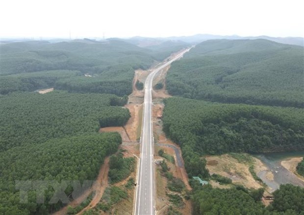 Dự án cao tốc Cam Lộ-La Sơn đoạn qua tỉnh Quảng Trị sắp hoàn thành và đưa vào khai thác. (Ảnh: TTXVN phát)