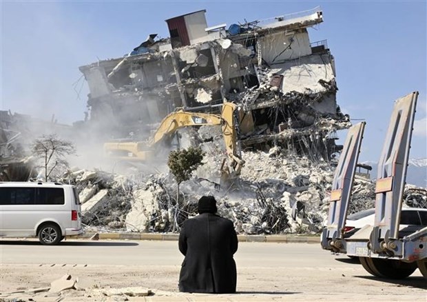 Dọn dẹp đống đổ nát sau trận động đất tại Antakya (Thổ Nhĩ Kỳ), ngày 16/2/2023. (Ảnh: Kyodo/TTXVN)