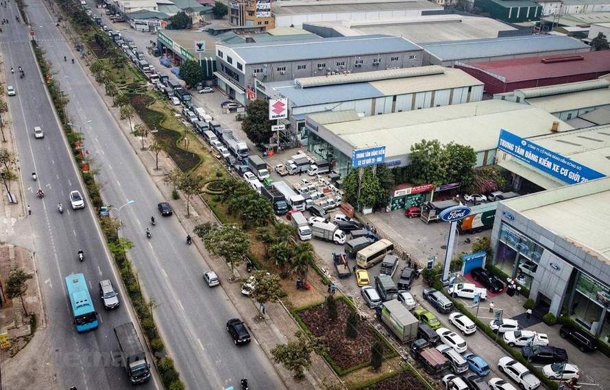 Nhiều trung tâm đăng kiểm tại Hà Nội đang quá tải và ùn tắc lượng phương tiện đến kiểm định. (Ảnh: Hoài Nam/Vietnam+)