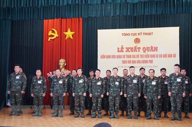 Các kiểm định viên quân đội tại lễ xuất quân tham gia hỗ trợ kiểm định xe cơ giới dân sự tại khu vực phía Nam. (Ảnh: Xuân Khu/TTXVN)