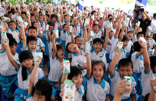 Quỹ sữa Vươn cao Việt Nam và Vinamilk trao tặng sữa cho trẻ em Cần Thơ