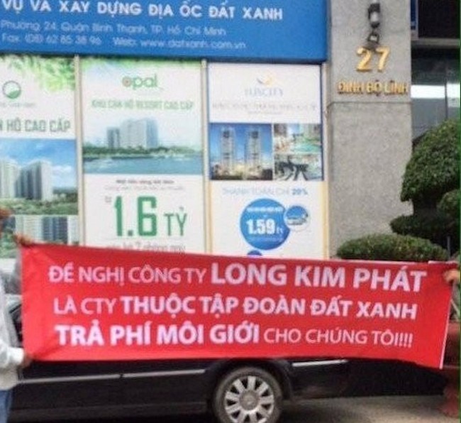 Nhóm người của Long Kim Phát căng băng rôn trước cửa trụ sở Tập đoàn Đất Xanh đòi trả phí môi giới