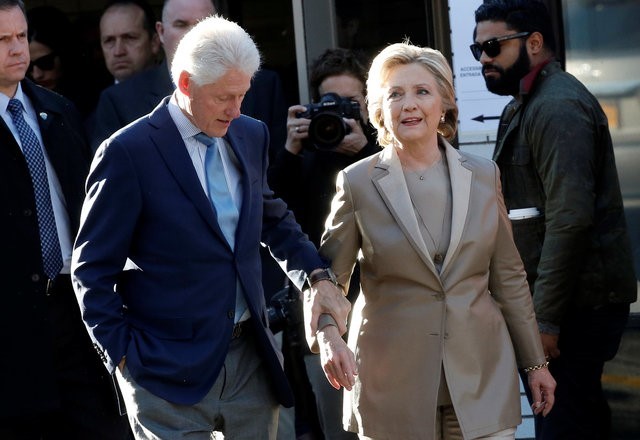 Vợ chồng Clinton tay trong tay đi bỏ phiếu, ảnh Zing.vn