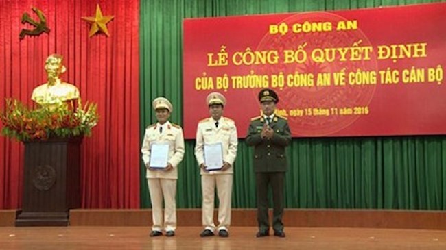 Thượng tướng Nguyễn Văn Thành trao quyết định của Bộ trưởng Công an cho Thiếu tướng Lê Đình Nhường và Đại tá Nguyễn Văn Minh.