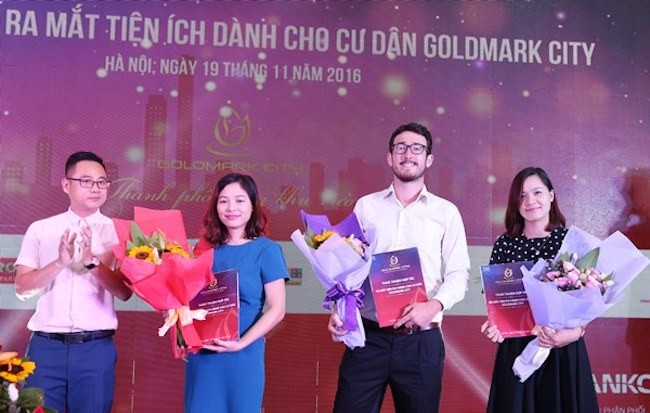 Ông Bùi Quang Tuấn – Tổng giám đốc Công ty cổ phần Địa ốc Việt Hân ký kết cùng các đối tác giáo dục của Goldmark City.