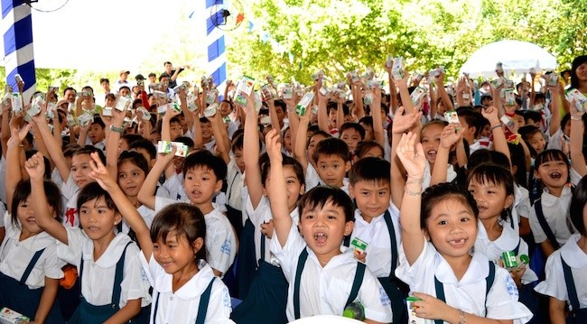 Quỹ sữa Vươn cao Việt Nam và Vinamilk trao tặng sữa cho trẻ em tại Vĩnh Long