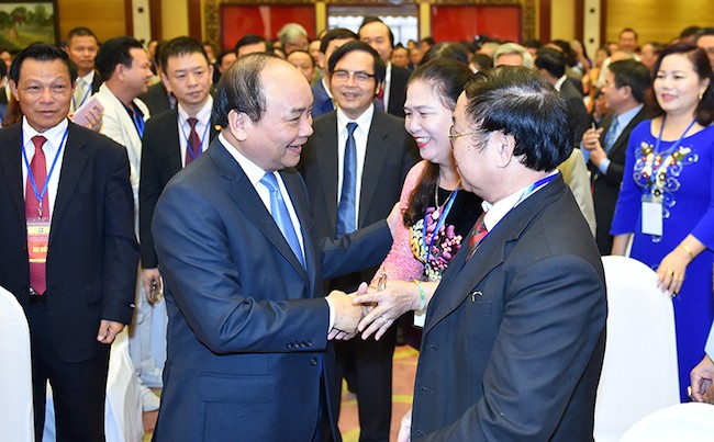 Thủ tướng thăm hỏi các đại biểu tham dự Đại hội