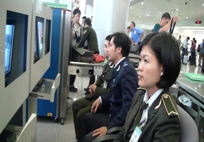 Soi chiếu an ninh tại sân bay Tân Sơn Nhất, ảnh MH
