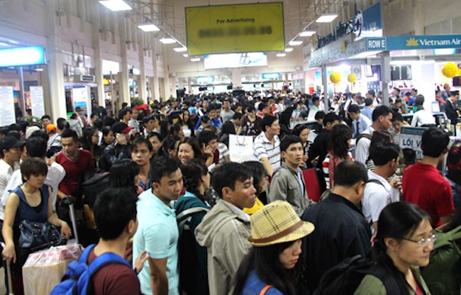 Sân bay Tân Sơn Nhất đông nghẹt khách ngay cả mùa thấp điểm, ảnh MH 