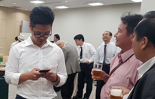 Ông Vũ Minh Hoàng (trái) trong lần tiếpxúc các doanh nghiệp Nhật Bản với vai trò Phó giám đốc Trung tâm Xúc tiến Đầu tư - Thương mai và Hội chợ triển lãm Cần Thơ.Ảnh: A.X