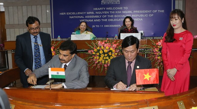 Ủy viên Bộ Chính trị - Chủ tịch Quốc hội Nguyễn Thị Kim Ngân và chủ tịch Hạ viện Ấn Độ - bà Smt. Sumitra Mahajan chứng kiến lễ ký kết