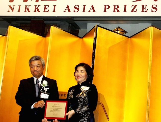 Bà Mai Kiều Liên, Tổng giám đốc công ty cổ phần sữa Việt Nam Vinamilk là người Việt Nam duy nhất đoạt giải trong lĩnh vực “Kinh tế và đổi mới doanh nghiệp” của giải thưởng Nikkei châu Á