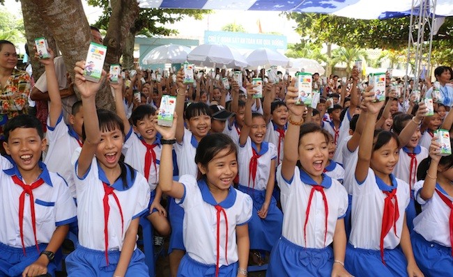 Vinamilk và Quỹ sữa Vươn cao Việt Nam trao tặng 111.000 ly sữa cho trẻ em An Giang
