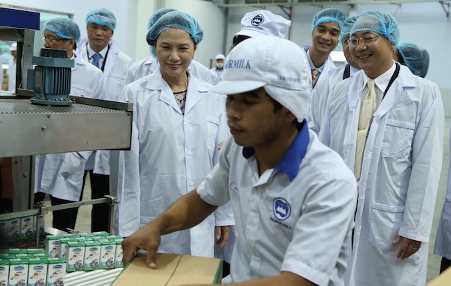 Đoàn đại biểu Quốc hội Việt Nam thăm nhà máy sữa Angkor