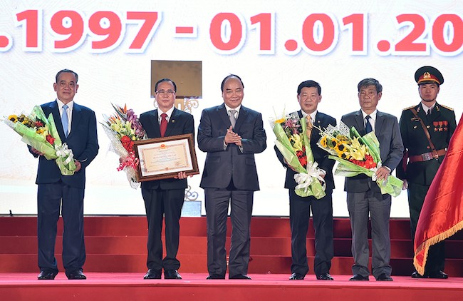Thủ tướng Nguyễn Xuân Phúc đã trao Huân chương Độc lập Hạng Nhất cho tỉnh Bình Dương