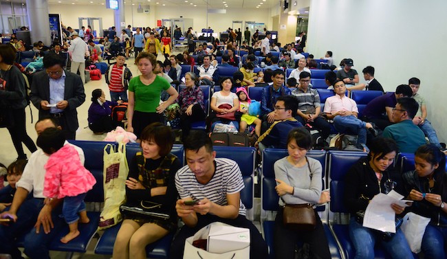 Hành khách trong phòng chờ Cảng HKQT Tân Sơn Nhất