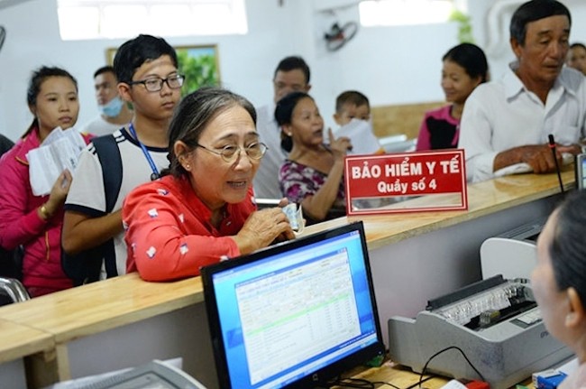 Người dân có bảo hiểm y tế làm thủ tục khám bệnh tại Bệnh viện quận Thủ Đức (TP Hồ Chí Minh). Ảnh: HỮU KHOA, báo Nhân Dân