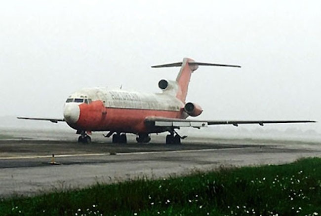 Chiếc máy bay Air Dream hư hỏng nặng trong gần 10 năm. Ảnh: Báo Giao thông