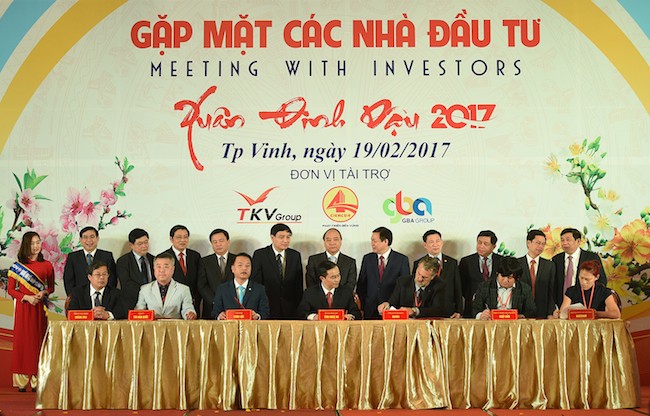 Thủ tướng chứng kiến các nhà đầu tư ký thoả thuận hợp tác đầu tư vào tỉnh Nghệ An