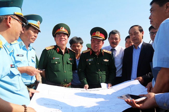 Thượng tướng Trần Đơn - Thứ trưởng Bộ Quốc phòng cùng Thứ trưởng Bộ GTVT khảo sát khu vực đất sẽ bàn giao. Ảnh: Hữu Công