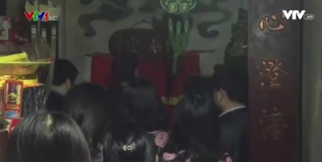Hình ảnh cán bộ Cục XTTM đi lễ chùa, ảnh cắt từ VTV
