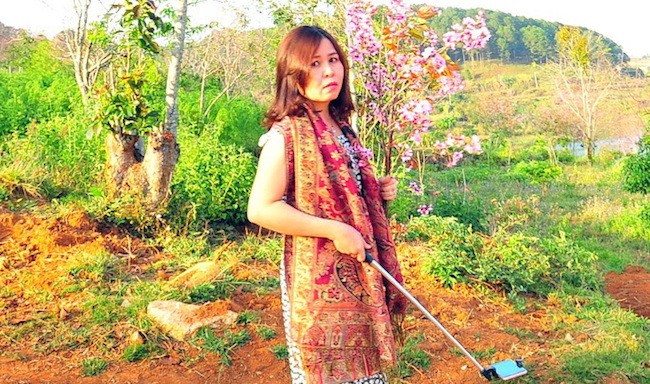 Hình ảnh bà Phạm Thị Minh Hiếu cầm nhành hoa anh đào được đăng tải trên Facebook N.A.T.