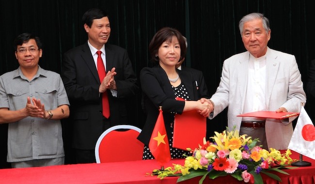 Viện sĩ Nguyễn Thị Thanh Nhàn trong lễ ký kết chuyển giao công nghệ mới của Nhật Bản hỗ trợ nông nghiệp Việt Nam