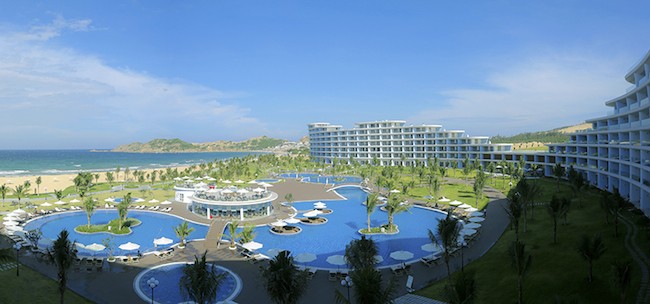 Với thiết kế uốn lượn hướng biển độc đáo, FLC Luxury Hotel Quy Nhơn được bình chọn là “Khách sạn có thiết kế kiến trúc độc đáo nhất”