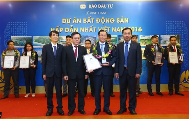 Ông Phùng Chu Cường – TGĐ Công ty Địa ốc Phú Long nhận giải thưởng từ BTC