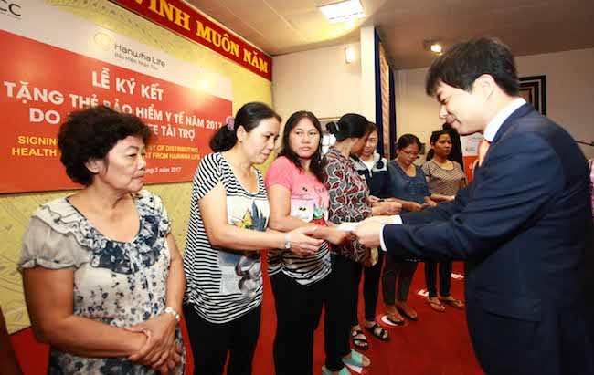 Đại diện Hanwha Life Việt Nam trao thẻ BHYT cho người nghèo