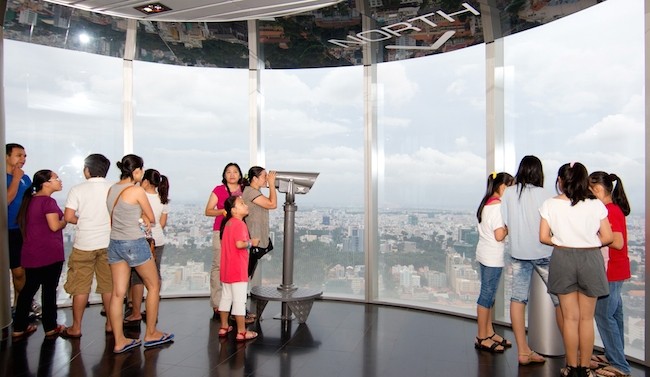 Đài quan sát Saigon Skydeck tại tháp Tài chính Bitexco mở của từ 9:30 sáng đến 9:30 tối từ thứ hai đến chủ nhật hàng tuần