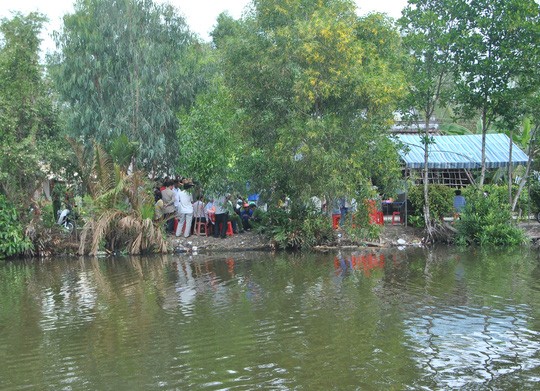 Người dân đến chia buồn với gia đình cháu Kiều tại ấp 7, xã Tân Lộc, huyện Thới Bình, Cà Mau - Ảnh: Duy Nhân