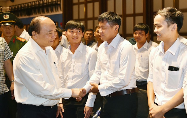 Thủ tướng trò chuyện với các nhân viên làm việc tại khu du lịch của Sun Group 