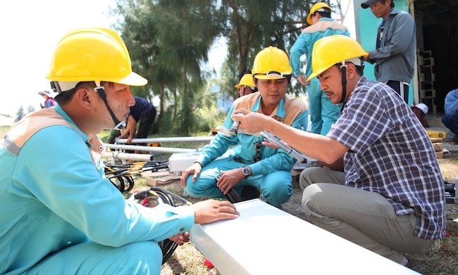 Đội kỹ thuật Viettel Khánh Hoà lắp đặt trạm phát sóng tại Vạn Ninh