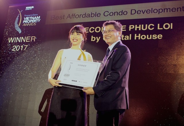 Bà Đỗ Thùy Chi (trái) đại diện chủ đầu tư Capital House nhận giải thưởng ở hạng mục Căn hộ chung cư giá tốt nhất tại Hà Nội cho dự án EcoHome Phúc Lợi