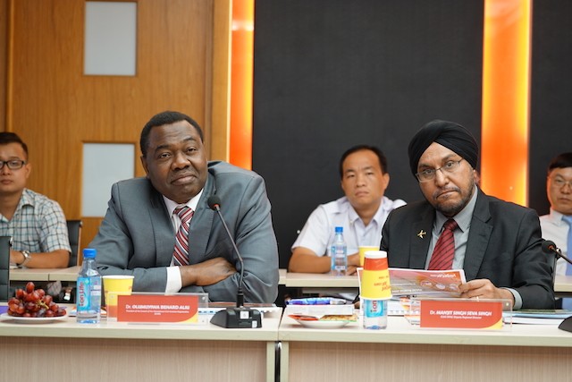 Ông Olumuyiwa Benard Aliu và Phó giám đốc văn phòng ICAO khu vực Châu Á Thái Bình Dương ông Manjit Singh Seva Singh thăm và làm việc với Vietjet tại văn phòng hãng chiều ngày 05/07/2017. 