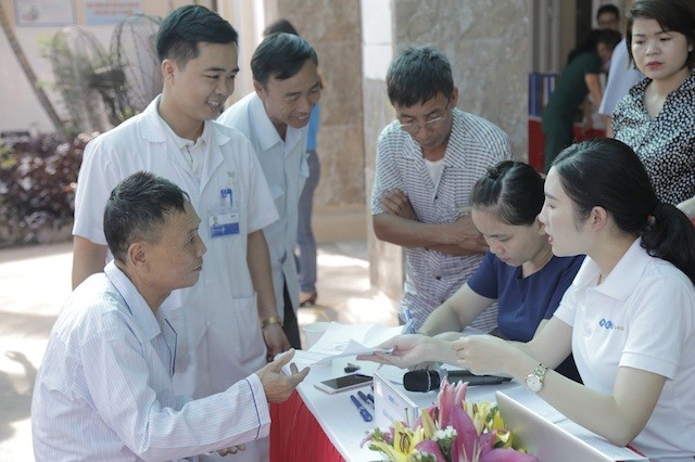 FLC phối hợp cùng Bệnh viện Hà Thành thăm khám và tặng quà người có công với cách mạng