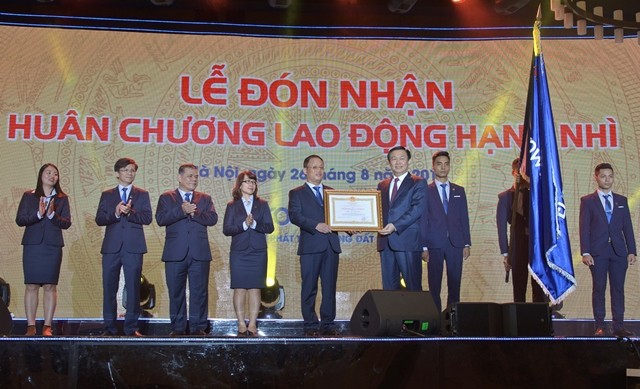 Phó Thủ tướng Chính phủ Vương Đình Huệ trao Huân chương Lao động hạng Nhì cho Công ty Eurowindow.