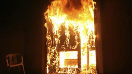 Nhân viên bảo vệ châm lửa đốt ngân hàng để tự tử