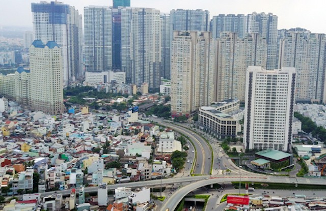 Đường Nguyễn Hữu Cảnh đang "gánh" nhiều cao ốc với hàng chục nghìn căn hộ. Ảnh: Quỳnh Trần