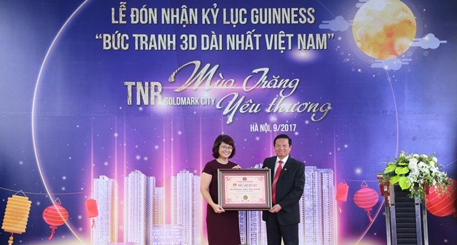 Ông Lê Doãn Hợp, Chủ tịch Hội đồng xác lập Tổ chức kỷ lục Việt Nam trao tặng bằng chứng nhận “Bức tranh 3D dài nhất Việt Nam” cho dự án TNR Goldmark City.