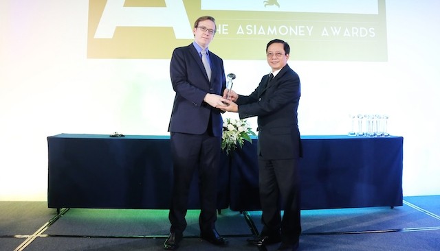 Ông Matthew Thomas -Trưởng đại diện Asiamoney ở châu Á, đại diện Ban tổ chức trao giải thưởng cho ông Nguyễn Thành Đô – Phó CT HĐQT, đại diện HDBank nhận giải thưởng.