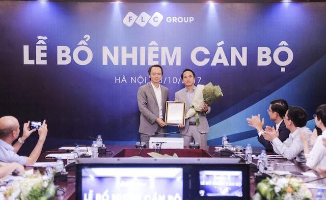 Chủ tịch HĐQT Tập đoàn FLC ông Trịnh Văn Quyết trao Nghị quyết bổ nhiệm chức vụ Phó tổng giám đốc cho ông Nguyễn Thanh Bình. 